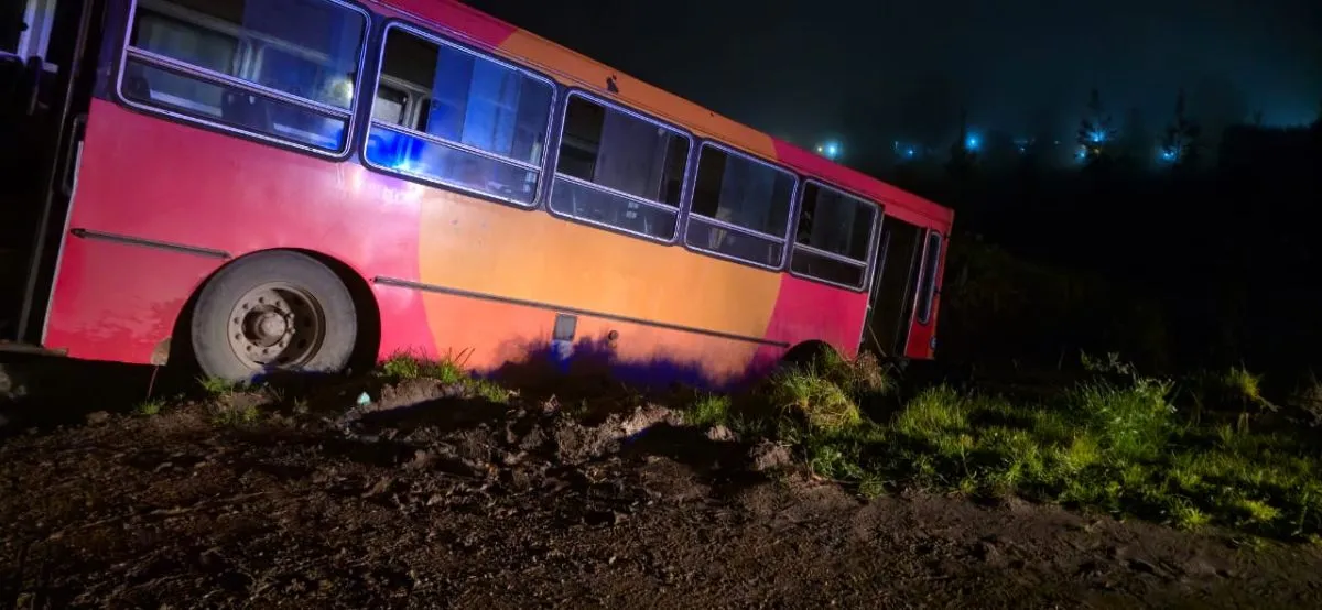 Accidente en Santa Paula: micro chocó contra terraplén
