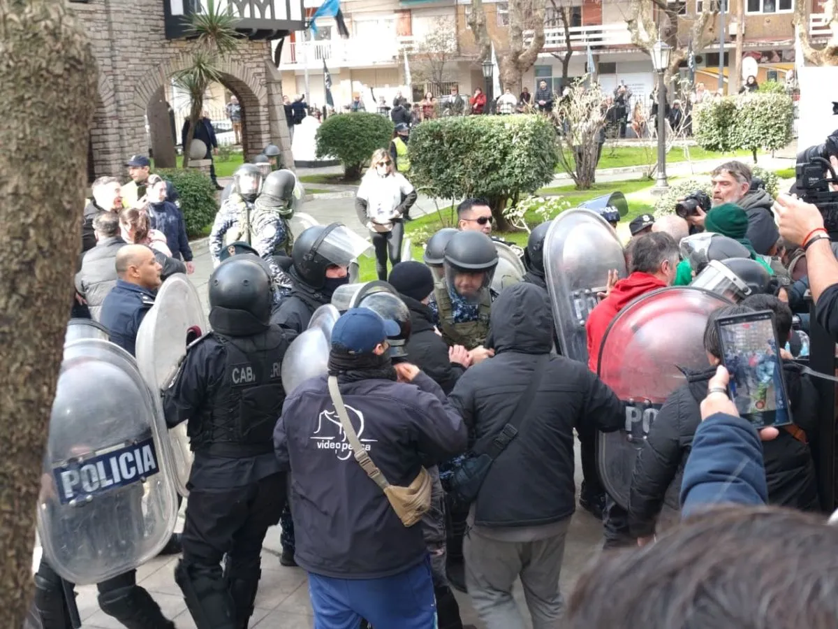 Rompieron la reja de la Jefatura y casi entran al edificio